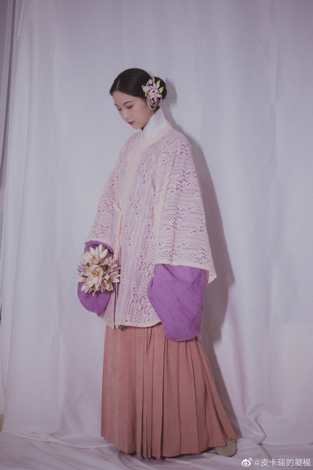 没有主题的突然更新 当是展示一下最近又精进了一点点的蚌珠头手法吧
——————————
上袄：来料（布料@平乐的杂货店 ）
半袖：来料
下裙：酡颜@卿铭传统服饰
缠花：@陆离安歌
梅花珠链：@霁月斋录
——————————
所以啥时候录梳头教程呢
cr@皮卡瑶的凝视