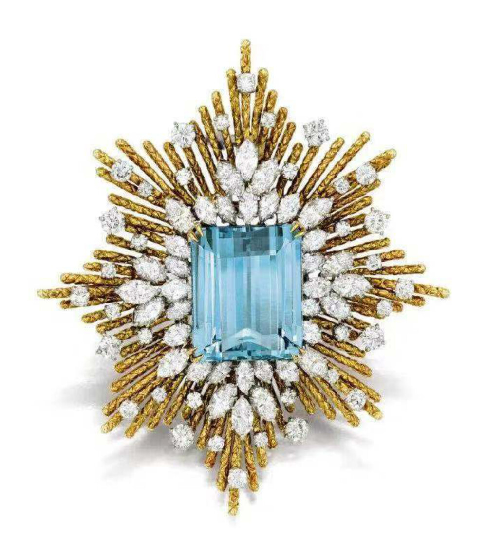 海瑞温斯顿( Harry Winston )设计，海蓝宝配钻石别针，海蓝宝重约31.73卡拉，铂金及18K白金镶嵌。成交价：350,000 港币，香港苏富比（Sotheby's）2019秋季拍卖会瑰丽珠宝及翡翠首饰专场