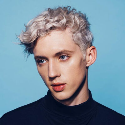 # 向全世界安利最好的Troye Siven # 戳爷 特洛耶·希文 ：南非裔澳大利亚歌手 瞳孔颜色：灰蓝色 代表作品：《Happy little pill》《for.him》《WILD》《TOUTH》《Bloom》 来源：ins