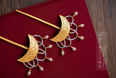 【发簪】银镀金唐风簪刻唐草纹珍珠流苏掩鬓发簪 - 『云水光中』
根据出土文物的图案来制作，手工錾刻唐草纹，做成弯月造型，复古百搭，可以搭配流苏更为可爱华丽。