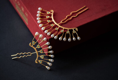 【其他】银镀金镶天然淡水珍珠弧形扇形排插 - 『云水光中』飞花令
小花中间的花蕊使用的是人造松石镶嵌，色彩搭配上更为丰富，也更精致。珍珠采用的是天然淡水强光米形珍珠，因为是通孔珠所以顶部是有小孔的，介意慎…