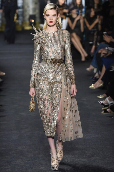 ELIE SAAB 2016秋冬高定系列：邂逅穿梭在午夜纽约中的仙后
邀请函委婉的传达出本季主题：
“ 我爱纽约，虽然它不属于我，一切都是该有的样子，那里的树荫，那里的街口，那里的房子，一切的一切，都被我所拥有，因为…