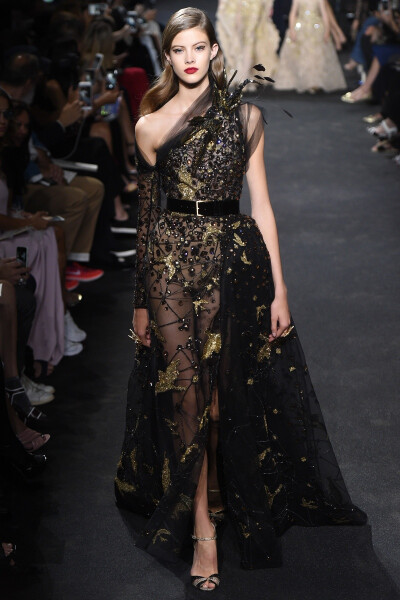 ELIE SAAB 2016秋冬高定系列：邂逅穿梭在午夜纽约中的仙后
邀请函委婉的传达出本季主题：
“ 我爱纽约，虽然它不属于我，一切都是该有的样子，那里的树荫，那里的街口，那里的房子，一切的一切，都被我所拥有，因为…