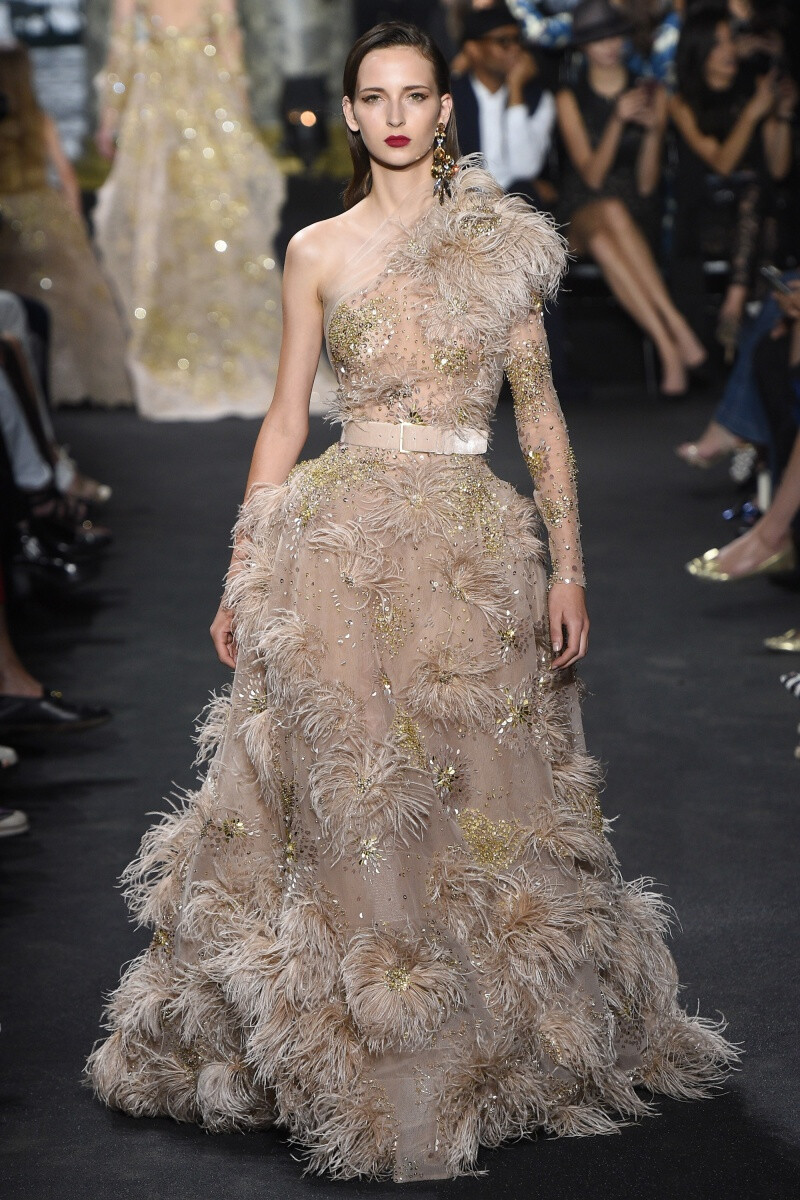 ELIE SAAB 2016秋冬高定系列：邂逅穿梭在午夜纽约中的仙后
邀请函委婉的传达出本季主题：
“ 我爱纽约，虽然它不属于我，一切都是该有的样子，那里的树荫，那里的街口，那里的房子，一切的一切，都被我所拥有，因为我本属这里。”
艾莉·萨博(Elie saab)设计，整场发布共55套仙裙，八套母女群。