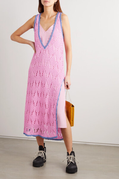 JW Anderson 沉迷于探索手工艺的魅力，让其成为 2020 早春度假季秀场上的“绝对主角”，其中这款初次发布的超长连衣裙便精准传递出设计师的创作理念。Jonathan 的姐姐，在少年时代动常常自己动手裁剪的服饰，该单品…