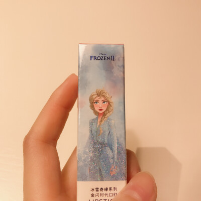 是名创优品冰雪奇缘联名口红呀。