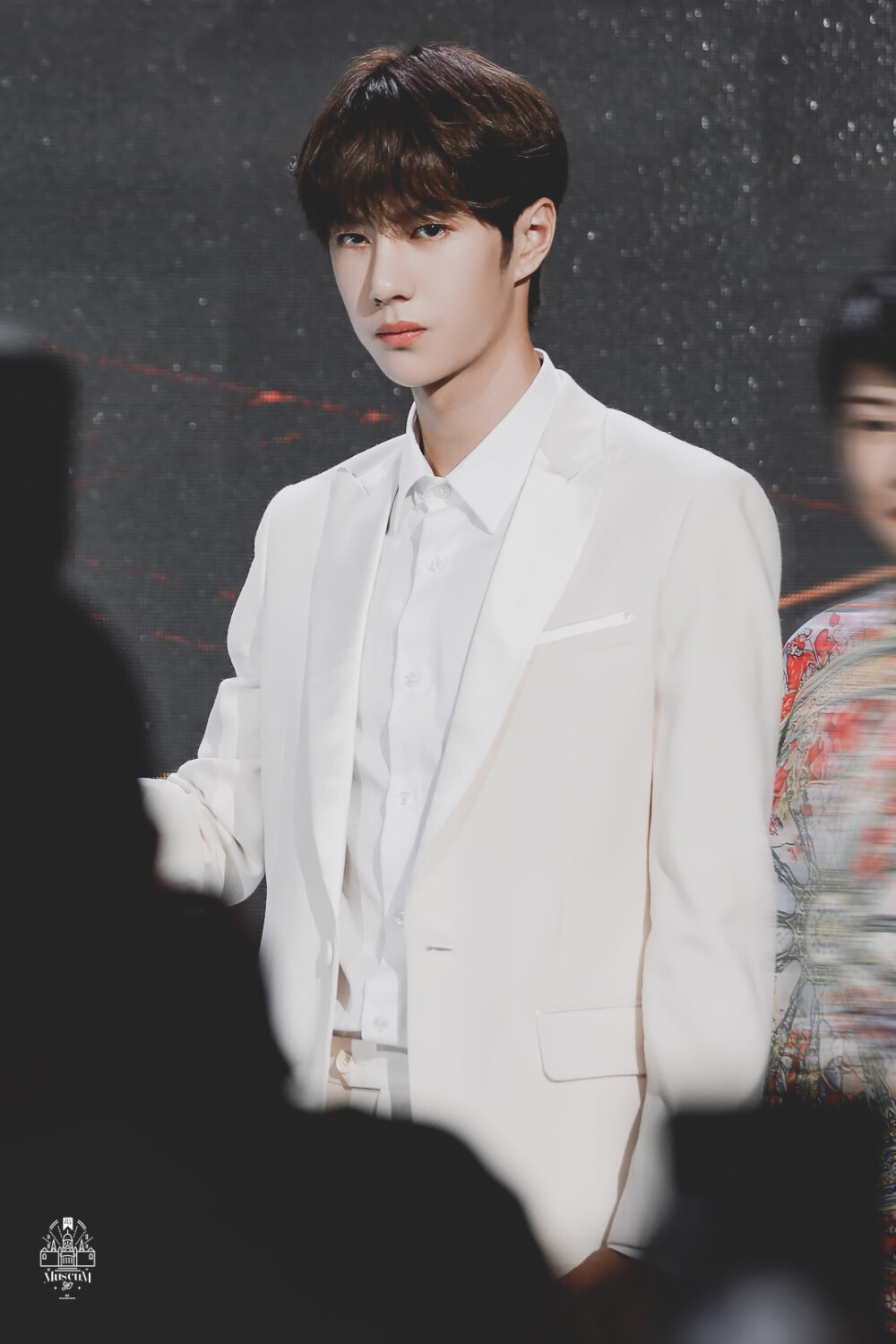 190724hfp发布会uniq王一博crlogo白西装小王子