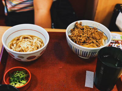 一兰拉面真的好好吃！汤头特别浓郁！去日本绝对不能错过！
伏见的豆乳冰淇淋，味道浓厚，芝麻味的也不错。
刚到京都时，随便进的一家点，也不知道叫什么名字，但是意外好吃！
还有京都的甜品真的太好吃啦！