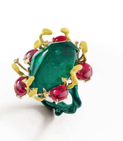 印度的高级珠宝品牌Arunashi,其作品将创意与缤纷诠释到极致,甚至有评论家给其“breathtaking”的评价。
另外,Arunashi品牌名称的由来是创始人Arun Bohra与他妻子的名字Ashita的结合,是不是非常浪漫呢?