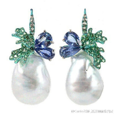 欧珀 珍珠 花朵耳坠
印度的高级珠宝品牌Arunashi,其作品将创意与缤纷诠释到极致,甚至有评论家给其“breathtaking”的评价。
另外,Arunashi品牌名称的由来是创始人Arun Bohra与他妻子的名字Ashita的结合,是不是非…