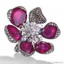 欧珀 花朵珠宝
印度的高级珠宝品牌Arunashi，其作品将创意与缤纷诠释到极致，甚至有评论家给其“breathtaking”的评价。
另外，Arunashi品牌名称的由来是创始人Arun Bohra与他妻子的名字Ashita的结合，是不是非常浪…