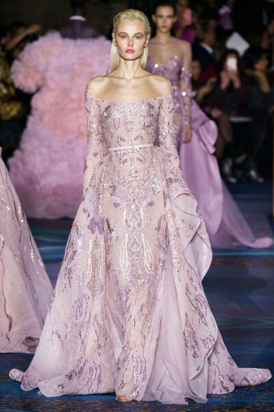 巴黎高定周|Zuhair_Murad 2019春夏系列Zuhair Murad 2019春夏高级定制发布会
这次以海
洋为灵感的裙摆部分，流动的皱褶既像波光粼粼的水面，又像贝壳的纹路，在灯光下发亮。
该系列共计五十九套仙裙