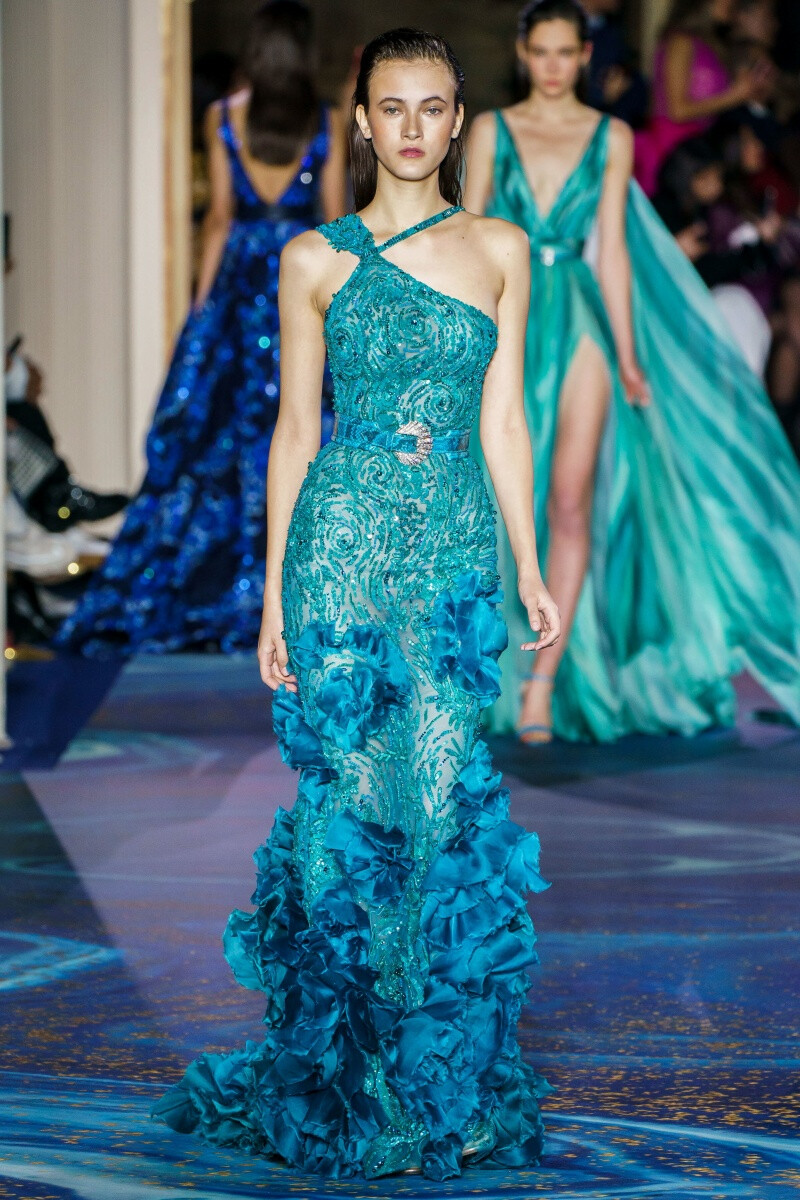 巴黎高定周|Zuhair_Murad 2019春夏系列Zuhair Murad 2019春夏高级定制发布会
这次以海
洋为灵感的裙摆部分，流动的皱褶既像波光粼粼的水面，又像贝壳的纹路，在灯光下发亮。
该系列共计五十九套仙裙