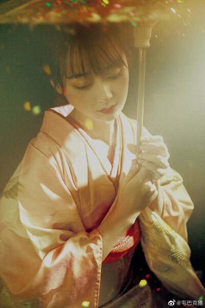 星河璀璨 你是人间理想
出镜@檀香七
摄影@屯巴克猹
#摄影##和服写真##重庆约拍# ​​
