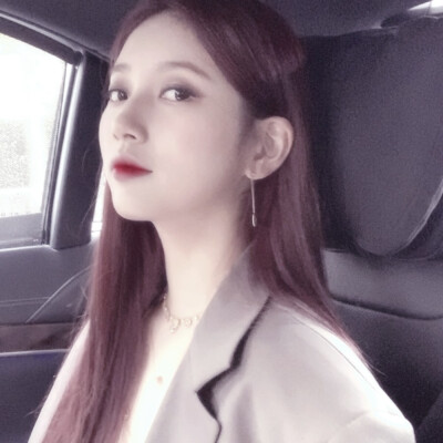 自调裴秀智滤镜头像。