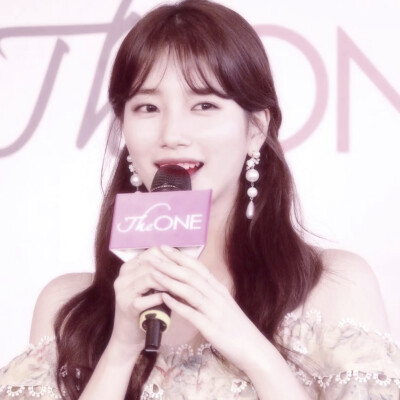 自调裴秀智滤镜头像。