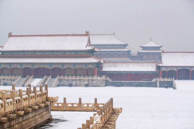 紫禁城【己亥•冬月再雪】“天地氤氲相射，金鼎烧成白雪” 照片取自@故宫博物院