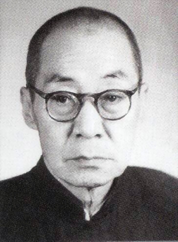 近代史学四大家之吕思勉
吕思勉（1884年2月27日—1957年10月9日），字诚之，笔名驽牛、程芸、芸等。汉族，江苏常州人。中国近代历史学家、国学大师。与钱穆、陈垣、陈寅恪并称为“现代中国四大史学家”（严耕望语）。毕生致力于历史研究和历史教育工作，先后在常州府中学堂、南通国文专修科、上海私立甲种商业学校、沈阳高等师范学校、苏州省立第一师范学校、沪江大学、光华大学等校任教，曾担任光华大学历史系主任、代校长。早年还曾在上海中华书局、上海商务印书馆任编辑。1951年入华东师范大学历史系任教，被评为历史学一级教授。
吕思勉史学代表作品有《白话本国史》《吕著中国通史》《秦汉史》《先秦史》《两晋南北朝史》《隋唐五代史》《吕思勉读史札记》《宋代文学》《先秦学术概论》《中国民族史》《中国制度史》《文字学四种》《吕思勉读史札记》等。