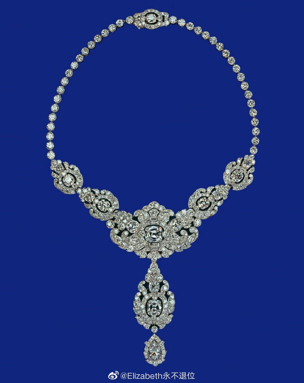 The Nizam of Hyderabad Necklace 这条设计精美的钻石项链是卡地亚珠宝在1935年时制作而成的，长38.5cm，项链上镶嵌了13颗祖母绿形切割钻石和一颗梨形钻石吊坠，其他材质还包括了白金。1947年，印度土邦王公——海德拉巴的尼扎姆把它（以及一顶钻石Tiara）作为结婚礼物送给了女王，早年女王佩戴它出镜的次数很多，不过在上世纪60年代以后就慢慢低迷了，直到上世纪90年代末她70岁以后才重现江湖的。2014年，女王还曾把它借给了孙媳剑桥公爵夫人凯瑟琳，不过之后这几年依旧还是压箱底的状态。