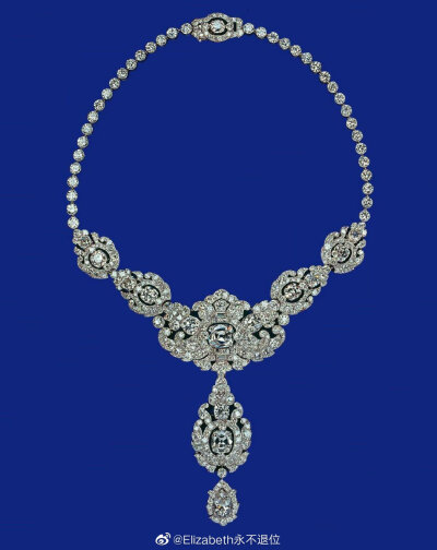 The Nizam of Hyderabad Necklace 这条设计精美的钻石项链是卡地亚珠宝在1935年时制作而成的，长38.5cm，项链上镶嵌了13颗祖母绿形切割钻石和一颗梨形钻石吊坠，其他材质还包括了白金。1947年，印度土邦王公——海德…