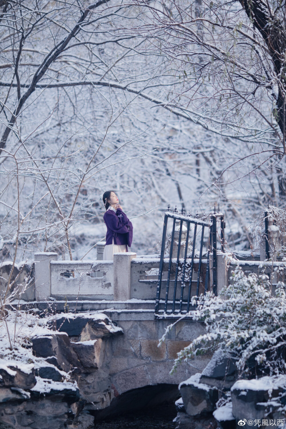 「云閑方外雪方歇?！?是北京的初雪呀。
攝影是我！
論將北大拍成北海道是什么體驗(yàn)
這套衣服是社團(tuán)的共用衣物哈哈哈@PKU_長(zhǎng)歌漢服社
cr@憑風(fēng)以西