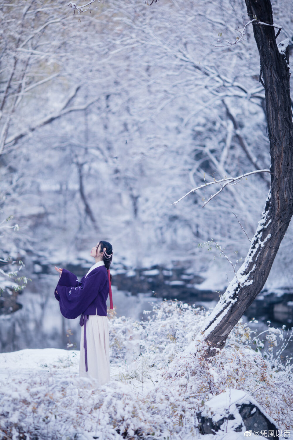 「云閑方外雪方歇?！?是北京的初雪呀。
攝影是我！
論將北大拍成北海道是什么體驗
這套衣服是社團的共用衣物哈哈哈@PKU_長歌漢服社
cr@憑風以西