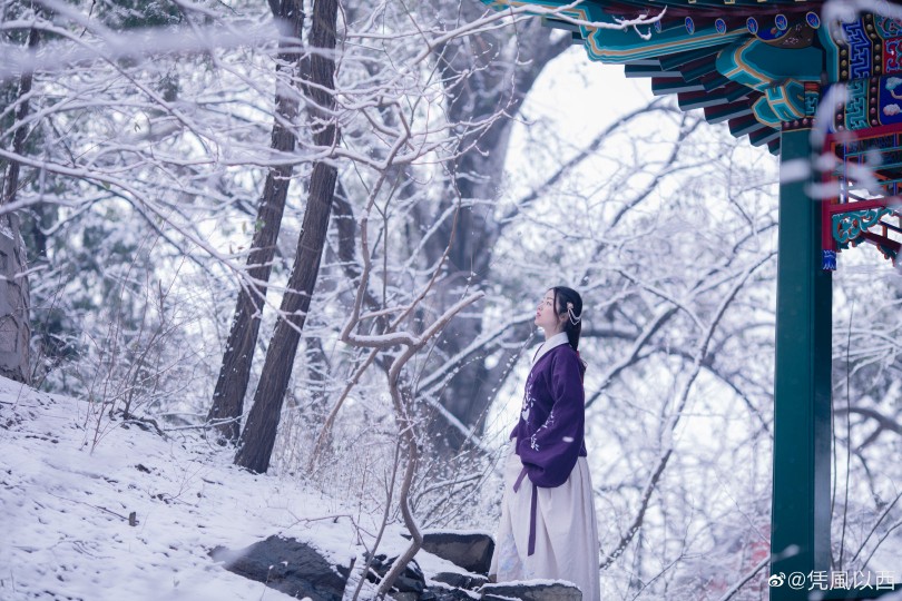 「云閑方外雪方歇?！?是北京的初雪呀。
攝影是我！
論將北大拍成北海道是什么體驗(yàn)
這套衣服是社團(tuán)的共用衣物哈哈哈@PKU_長(zhǎng)歌漢服社
cr@憑風(fēng)以西