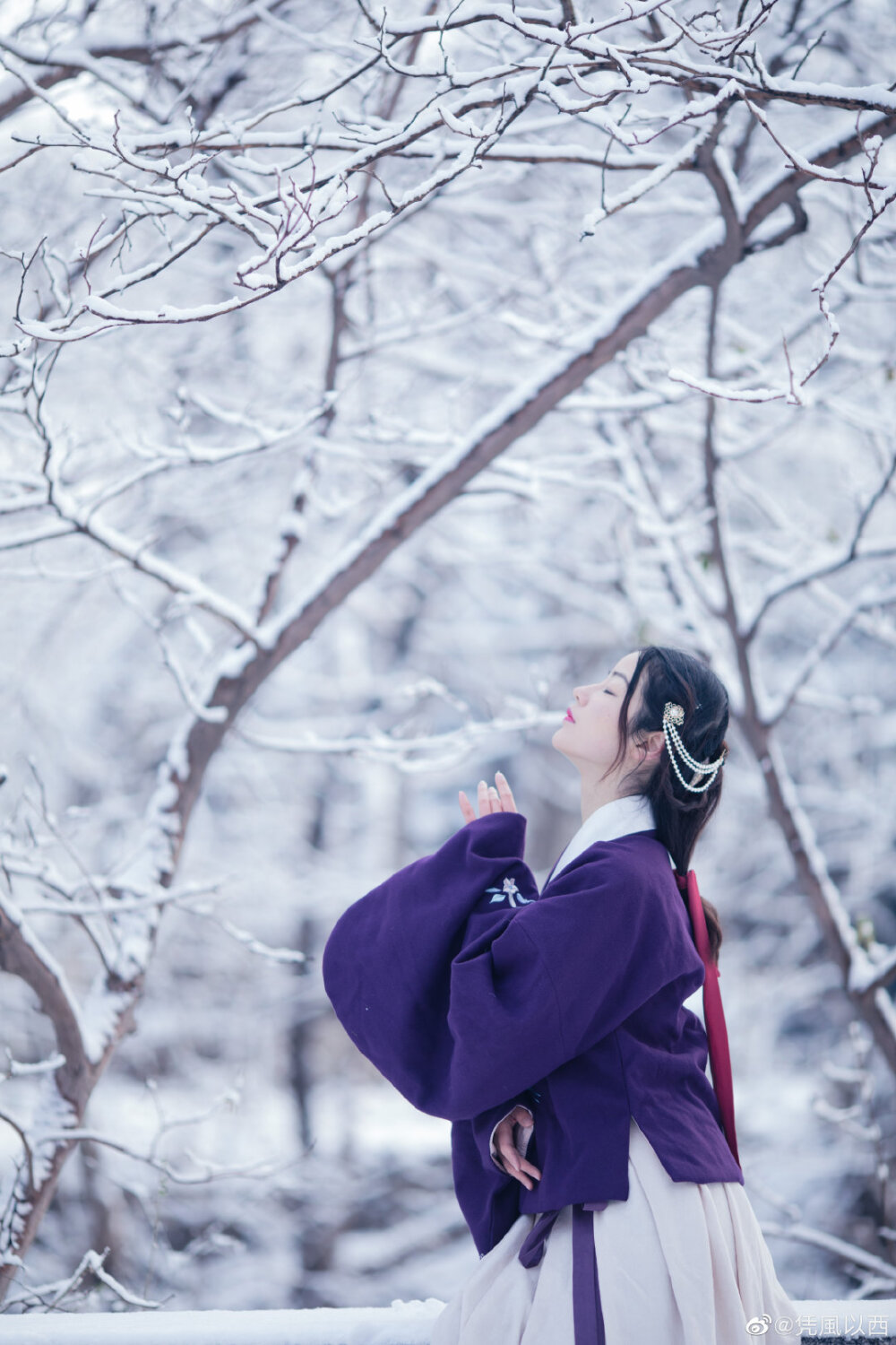 「云閑方外雪方歇?！?是北京的初雪呀。
攝影是我！
論將北大拍成北海道是什么體驗(yàn)
這套衣服是社團(tuán)的共用衣物哈哈哈@PKU_長(zhǎng)歌漢服社
cr@憑風(fēng)以西