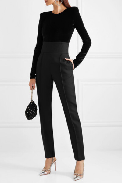 Alexandre Vauthier 这款高腰长裤以 60 年代在巴黎流行的裤型为灵感来源，采用羊毛混纺华达呢精心裁制而成，压痕裤线凸显其利落窄腿版型。出席晚间活动时，建议与配套西装外套和袢带凉鞋同穿。
