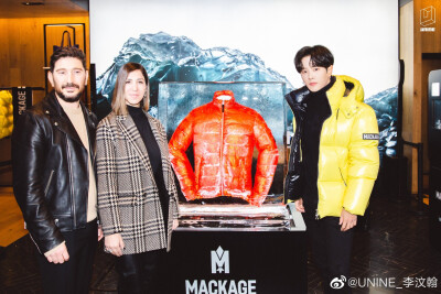 汶翰更博：感谢@MACKAGE 邀请参加北京国贸店的开幕活动，嘿嘿，这个大冰块也太酷了吧！[并不简单]还好我穿的超级保暖又有型的羽绒服，再冷也不怕！～冷空气来袭，你们也要注意保暖哦[爱你] ​​​#MACKAGEBJ# ​​​