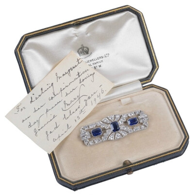 Princess Margaret's Art Deco Sapphire and Diamond Brooch 这枚具有装饰艺术风格的蓝宝石配钻石胸针，是玛格丽特公主在1946年4月16日举行坚信礼的时候祖母玛丽王后送给她的礼物。胸针大约制造于1925年，出自珠宝商…