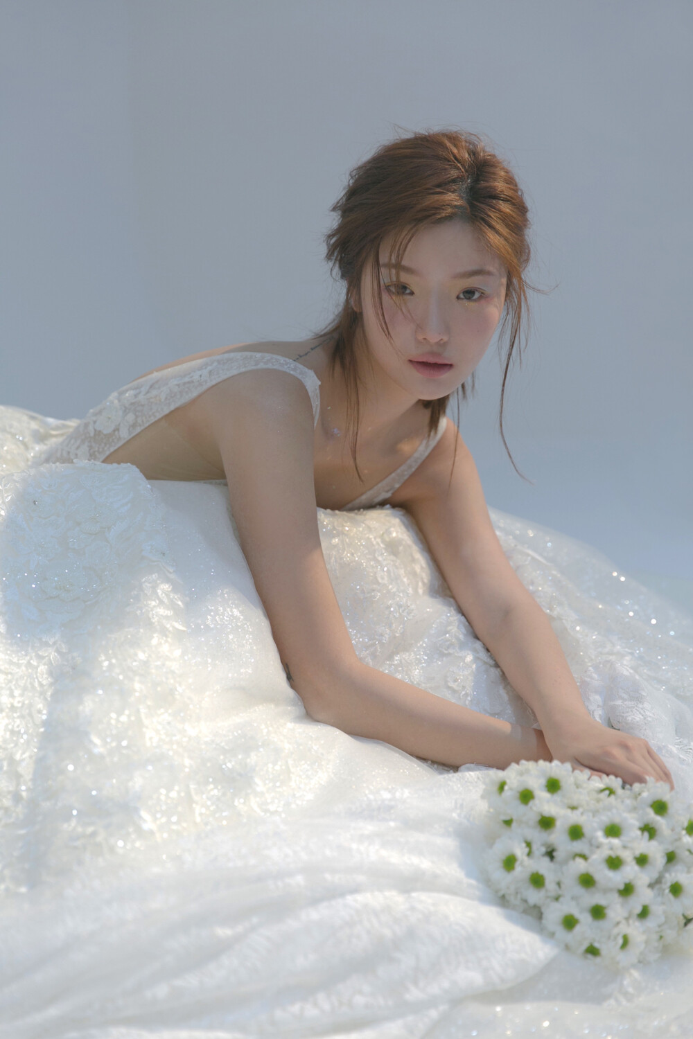 穿着婚纱回眸的你如天上飘落的雪花是这个冬季里最圣洁的存在