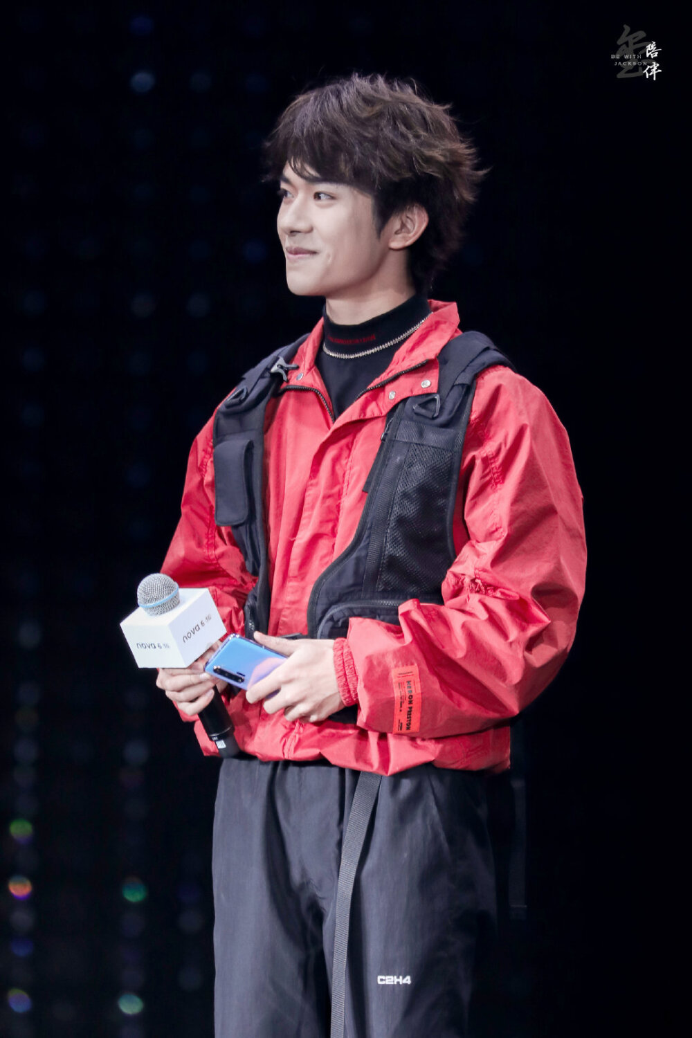 易烊千玺华为nova6手机发布会