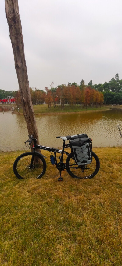 逝缘湖，位于爱情末路之尾，就像跌落在香山丘陵地带上的一颗泪珠，透彻晶莹，又夺人心扉