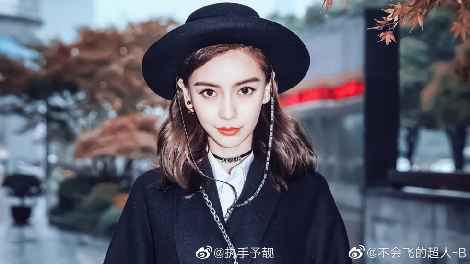 杨颖（Angelababy），1989年2月28日出生于上海市，华语影视女演员、时尚模特。2003年，Angelababy以模特身份在香港出道。2007年，她开始将工作重心转向大银幕。2011年在爱情片《夏日乐悠悠》中首次担任女主角。2012年凭借言情片《第一次》获得第13届华语电影传媒大奖最受瞩目女演员奖。2014年凭借真人秀《奔跑吧兄弟》赢得广泛关注；同年，她还因出演古装片《狄仁杰之神都龙王》获得第21届北京大学生电影节最受欢迎女演员奖。2015年，其主演的冒险片《鬼吹灯之寻龙诀》票房突破16亿人民币，而她也凭借该片获得第33届大众电影百花奖最佳女配角奖。2017年其主演的古装剧《孤芳不自赏》取得全国同时段电视剧收视冠军。创业时代。