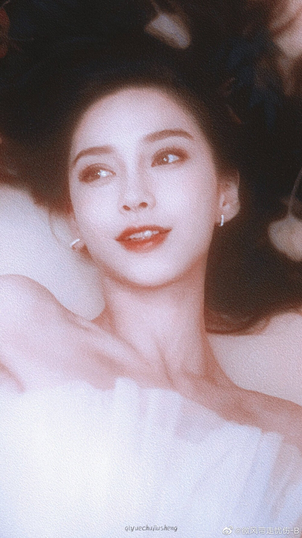 杨颖（Angelababy），1989年2月28日出生于上海市，华语影视女演员、时尚模特。2003年，Angelababy以模特身份在香港出道。2007年，她开始将工作重心转向大银幕。2011年在爱情片《夏日乐悠悠》中首次担任女主角。2012年凭借言情片《第一次》获得第13届华语电影传媒大奖最受瞩目女演员奖。2014年凭借真人秀《奔跑吧兄弟》赢得广泛关注；同年，她还因出演古装片《狄仁杰之神都龙王》获得第21届北京大学生电影节最受欢迎女演员奖。2015年，其主演的冒险片《鬼吹灯之寻龙诀》票房突破16亿人民币，而她也凭借该片获得第33届大众电影百花奖最佳女配角奖。2017年其主演的古装剧《孤芳不自赏》取得全国同时段电视剧收视冠军。创业时代。