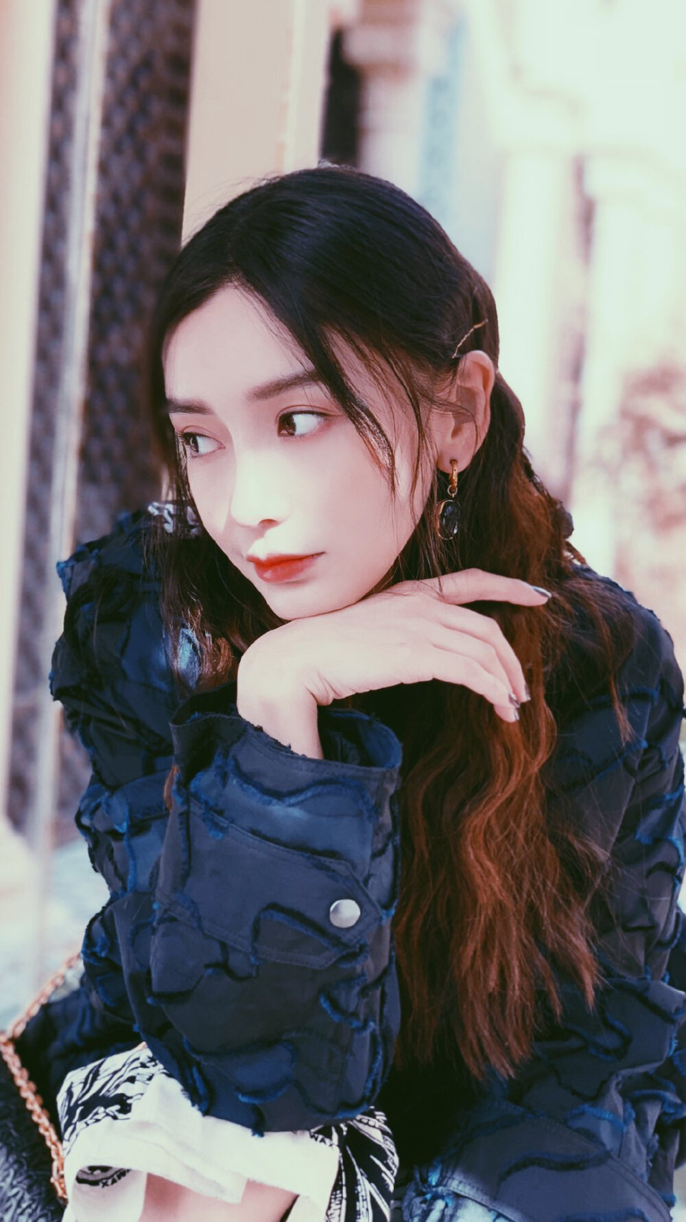 杨颖（Angelababy），1989年2月28日出生于上海市，华语影视女演员、时尚模特。2003年，Angelababy以模特身份在香港出道。2007年，她开始将工作重心转向大银幕。2011年在爱情片《夏日乐悠悠》中首次担任女主角。2012年凭借言情片《第一次》获得第13届华语电影传媒大奖最受瞩目女演员奖。2014年凭借真人秀《奔跑吧兄弟》赢得广泛关注；同年，她还因出演古装片《狄仁杰之神都龙王》获得第21届北京大学生电影节最受欢迎女演员奖。2015年，其主演的冒险片《鬼吹灯之寻龙诀》票房突破16亿人民币，而她也凭借该片获得第33届大众电影百花奖最佳女配角奖。2017年其主演的古装剧《孤芳不自赏》取得全国同时段电视剧收视冠军。创业时代。