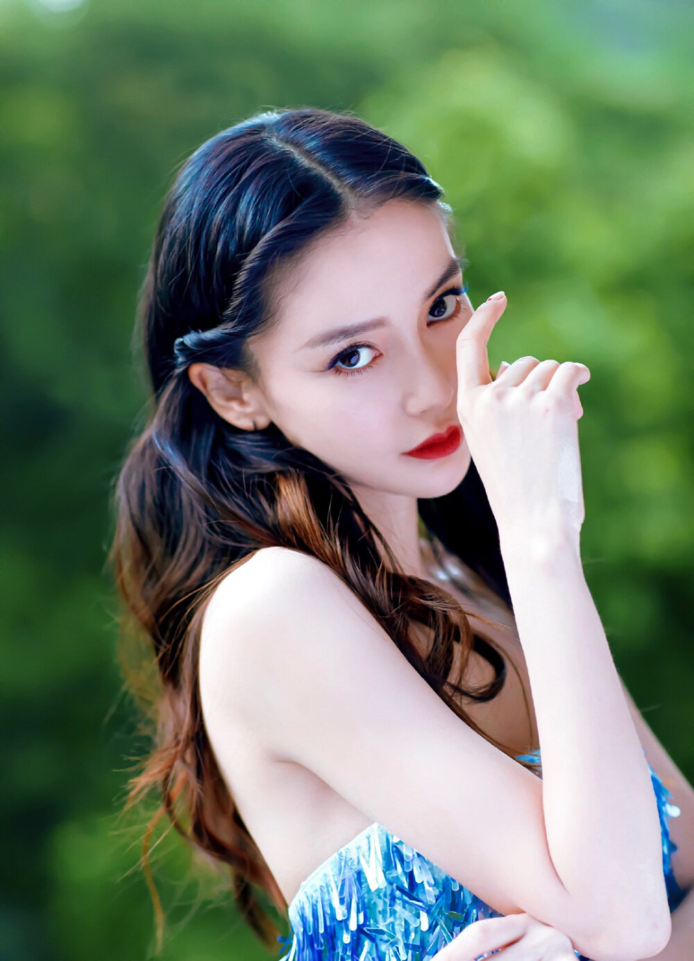 杨颖（Angelababy），1989年2月28日出生于上海市，华语影视女演员、时尚模特。2003年，Angelababy以模特身份在香港出道。2007年，她开始将工作重心转向大银幕。2011年在爱情片《夏日乐悠悠》中首次担任女主角。2012年凭借言情片《第一次》获得第13届华语电影传媒大奖最受瞩目女演员奖。2014年凭借真人秀《奔跑吧兄弟》赢得广泛关注；同年，她还因出演古装片《狄仁杰之神都龙王》获得第21届北京大学生电影节最受欢迎女演员奖。2015年，其主演的冒险片《鬼吹灯之寻龙诀》票房突破16亿人民币，而她也凭借该片获得第33届大众电影百花奖最佳女配角奖。2017年其主演的古装剧《孤芳不自赏》取得全国同时段电视剧收视冠军。创业时代。