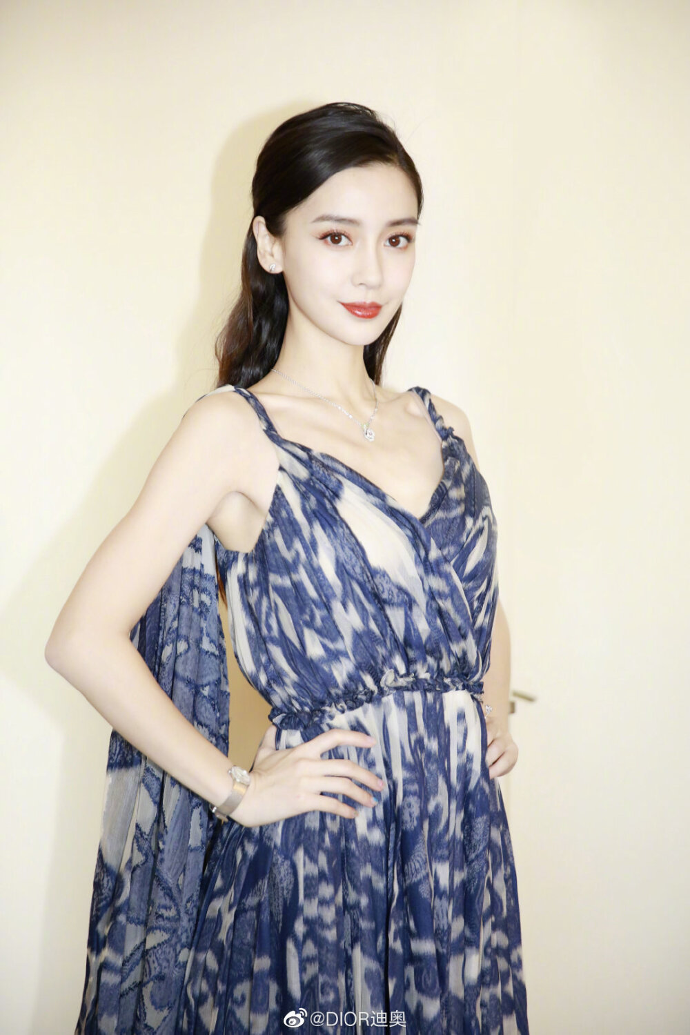 杨颖（Angelababy），1989年2月28日出生于上海市，华语影视女演员、时尚模特。2003年，Angelababy以模特身份在香港出道。2007年，她开始将工作重心转向大银幕。2011年在爱情片《夏日乐悠悠》中首次担任女主角。2012年凭借言情片《第一次》获得第13届华语电影传媒大奖最受瞩目女演员奖。2014年凭借真人秀《奔跑吧兄弟》赢得广泛关注；同年，她还因出演古装片《狄仁杰之神都龙王》获得第21届北京大学生电影节最受欢迎女演员奖。2015年，其主演的冒险片《鬼吹灯之寻龙诀》票房突破16亿人民币，而她也凭借该片获得第33届大众电影百花奖最佳女配角奖。2017年其主演的古装剧《孤芳不自赏》取得全国同时段电视剧收视冠军。创业时代。