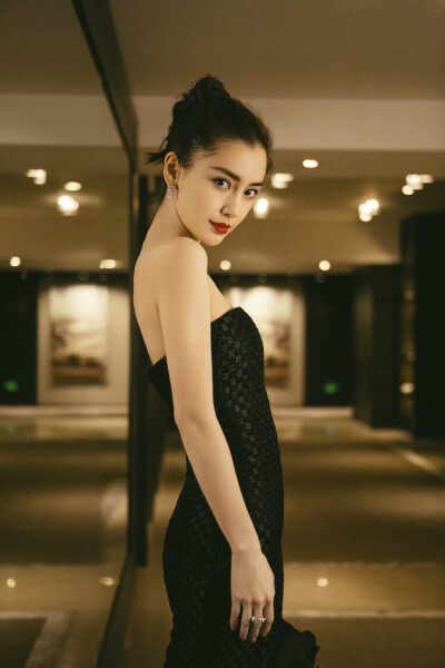 angelababy 时尚先生盛典
礼服：Georges Chakra
珠宝：Cartier
化妆：@春楠
发型：@刘雪亮MQstudio
造型：@StationX_Official
摄影：@旋子kimiko