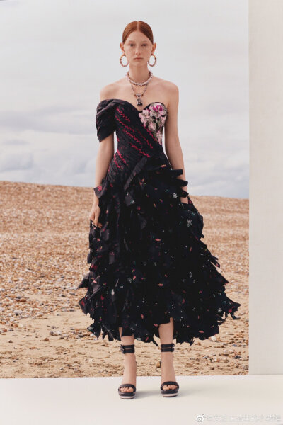 Alexander Mcqueen Resort 2020
比较硬朗的部分~