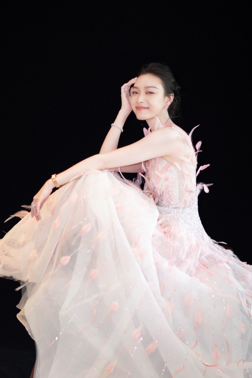 倪妮 MAHB时尚先生盛典
礼服：Georges Hobeika 2019秋冬高定
珠宝：Buccellati 高级珠宝
腕表：积家JaegerLeCoultre
高跟鞋 ：Rene Caovilla
整体造型：@StationX_Official 
妆发：@化妆师高建
摄影：@RinoK