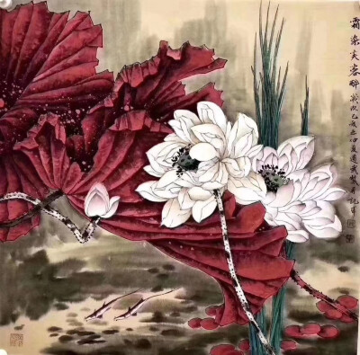 魏道武老师笔下的荷花充满着禅意美，画面洁白的荷花和苍青的叶子形成明暗对比，更显圣洁；静穆的荷叶有灵动的露水滚动，动静相生。荷花或含苞待放或盛开将落，荷叶或正或背，莲蓬或挺或垂，充满着变化美。整幅作品充…