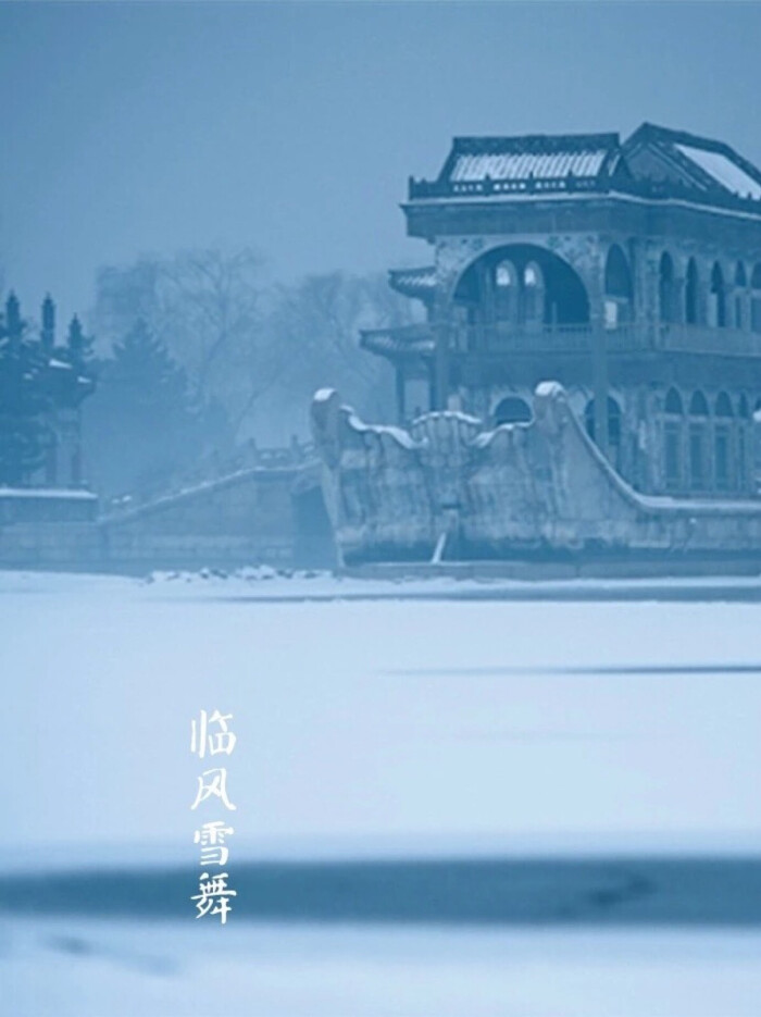 【中国节气：冬至】千鸟绝痕，寒谷阳生。临风雪舞，数九冲寒。南枝挂柿，窗外早梅。食饺暖心，羊汤驱寒，静体深眠。《月令七十二候集解》中记载：十一月中，终藏之气至此而极也。