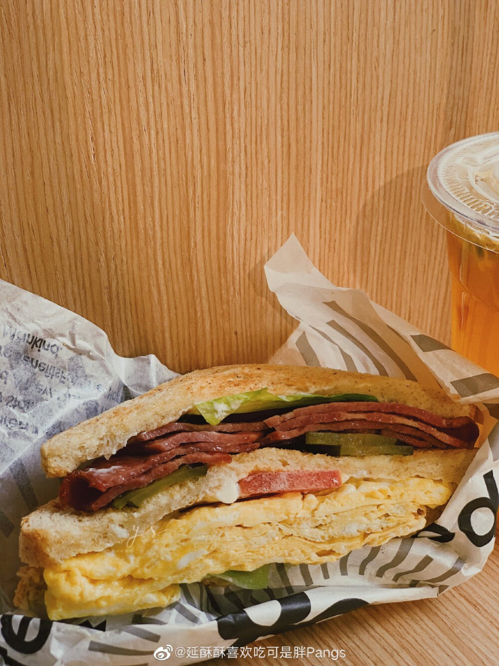 #南宁美食# 【西大 咖啡书店】@延酥酥喜欢吃可是胖Pangs 分享：其实我并不是很确定这家咖啡店的名字是啥
这是开在广西大学里面 图书馆旁边的漓江书院里面的咖啡馆 哈哈哈 当代大学生实在是幸福 可以一边学习一边喝咖啡哈哈哈哈哈
新开不久的漓江书院咖啡店 很有文化氛围 书院设计感很好 很有文艺的气息 装修也是 咖啡馆在书院旁边也显得特别的文艺
点了一杯水果茶和厚蛋培根三明治
水果茶味道一般 不过水果味很足哈哈哈哈哈哈
不过这个三明治好好吃！！！！那个鸡蛋！！！真的是厚厚的一层！好好吃！！！培根也给得很多！放了生菜+酸黄瓜+番茄！好好吃！真的！
呜呜呜 我也想回大学 一边在书院看书学习 一边喝咖啡
店名：漓江书院大食馆
地址：广西大学图书馆负一层