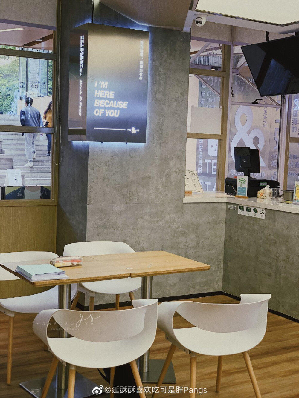 #南宁美食# 【西大 咖啡书店】@延酥酥喜欢吃可是胖Pangs 分享：其实我并不是很确定这家咖啡店的名字是啥
这是开在广西大学里面 图书馆旁边的漓江书院里面的咖啡馆 哈哈哈 当代大学生实在是幸福 可以一边学习一边喝咖啡哈哈哈哈哈
新开不久的漓江书院咖啡店 很有文化氛围 书院设计感很好 很有文艺的气息 装修也是 咖啡馆在书院旁边也显得特别的文艺
点了一杯水果茶和厚蛋培根三明治
水果茶味道一般 不过水果味很足哈哈哈哈哈哈
不过这个三明治好好吃！！！！那个鸡蛋！！！真的是厚厚的一层！好好吃！！！培根也给得很多！放了生菜+酸黄瓜+番茄！好好吃！真的！
呜呜呜 我也想回大学 一边在书院看书学习 一边喝咖啡
店名：漓江书院大食馆
地址：广西大学图书馆负一层