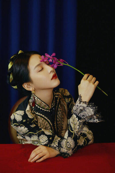 章若楠 2019凤凰网时尚之选造型图集，身着黑色巴洛克连衣裙，金色丝带盘发，变身油画少女，漂亮的文艺画风~ 