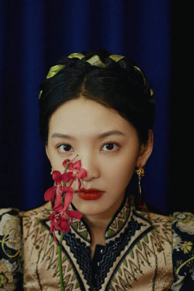 章若楠 2019凤凰网时尚之选造型图集，身着黑色巴洛克连衣裙，金色丝带盘发，变身油画少女，漂亮的文艺画风~ 