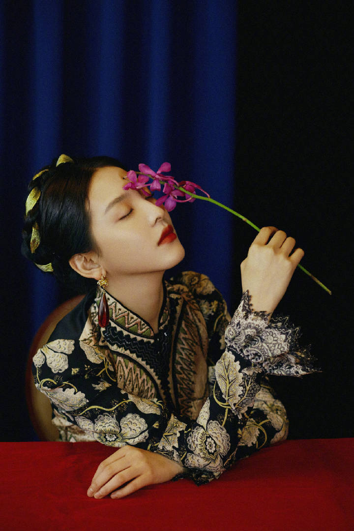 章若楠 2019凤凰网时尚之选造型图集，身着黑色巴洛克连衣裙，金色丝带盘发，变身油画少女，漂亮的文艺画风~ 