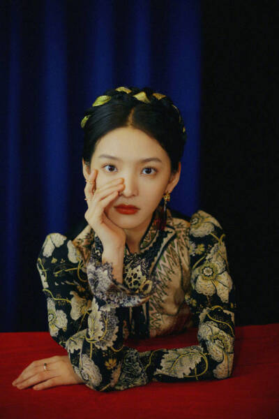 章若楠 2019凤凰网时尚之选造型图集，身着黑色巴洛克连衣裙，金色丝带盘发，变身油画少女，漂亮的文艺画风~ 